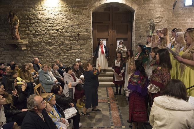 Les imatges de la celebració d'un centenar d'ucraïnesos al convent de Santa Clara