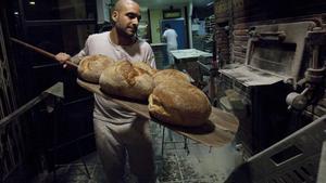 Pan de payés catalán, un producto con indicación geográfica protegida (IGP), elaborado en el Forn Santanach, en la calle de Martí Molins de Barcelona.