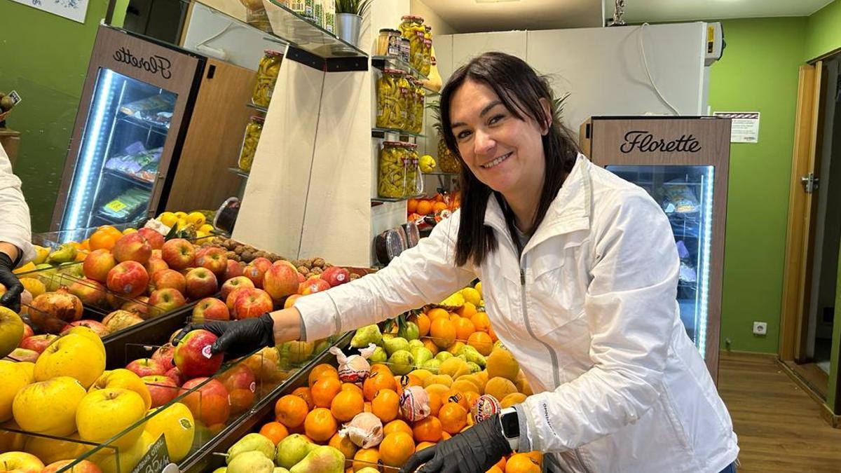 Elisa reponiendo fruta en su tienda de Zaragoza