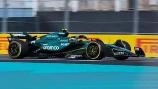 Alonso carga contra Hamilton por radio: "¡Se piensa que está solo en pista!"