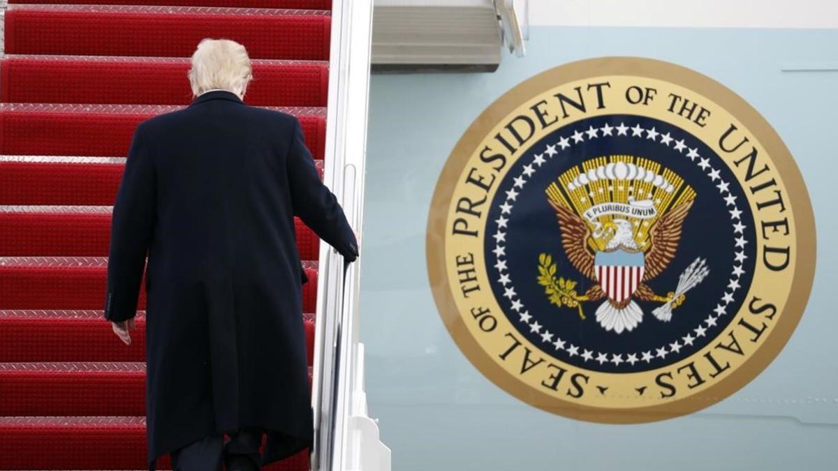 Trump sube la escalerilla del 'Air Force One'.