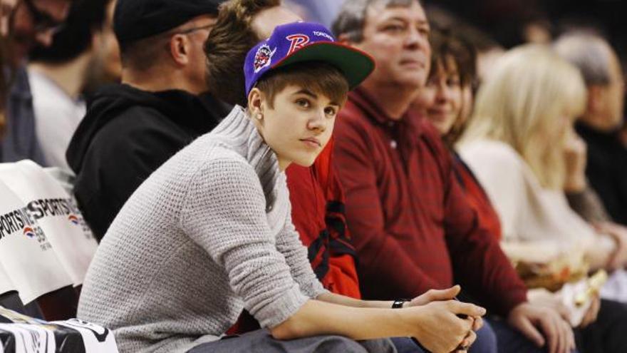 Bieber viendo un partido reciente de los Toronto Raptors.