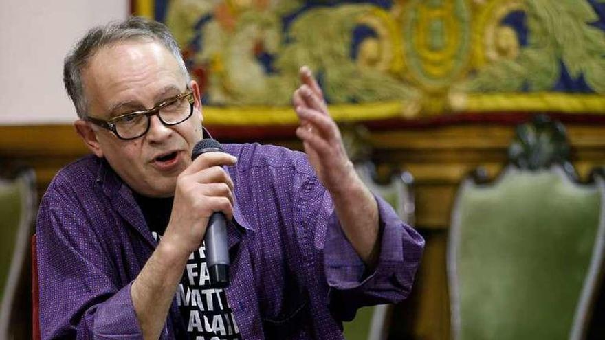 Julián Hernández, en un acto organizado por la cátedra &quot;Leonard Cohen&quot;.