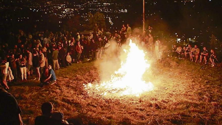 Participantes en una edición pasada de la tradicional Festa dos Fachos, en el monte de A Peneda. // J. Castro