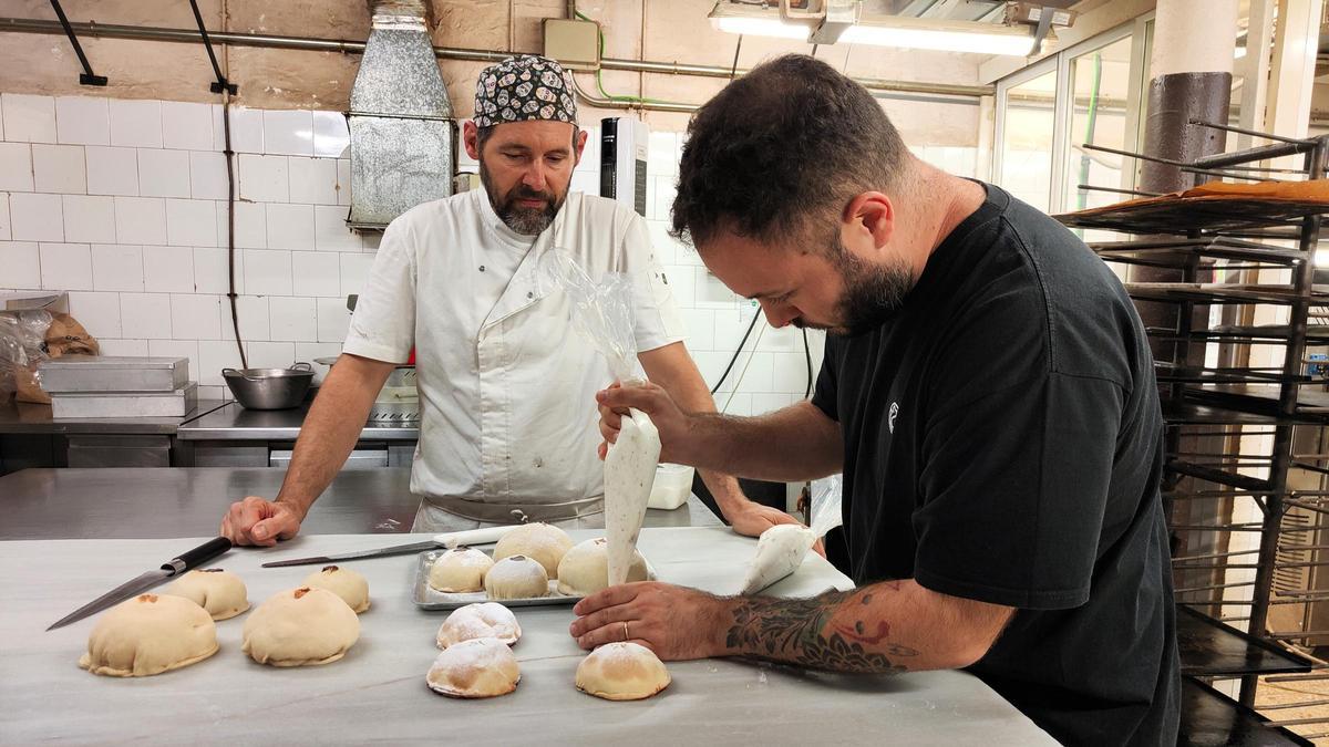 Toni Roig y Jon García, trabajando encasadas en La Colmena.