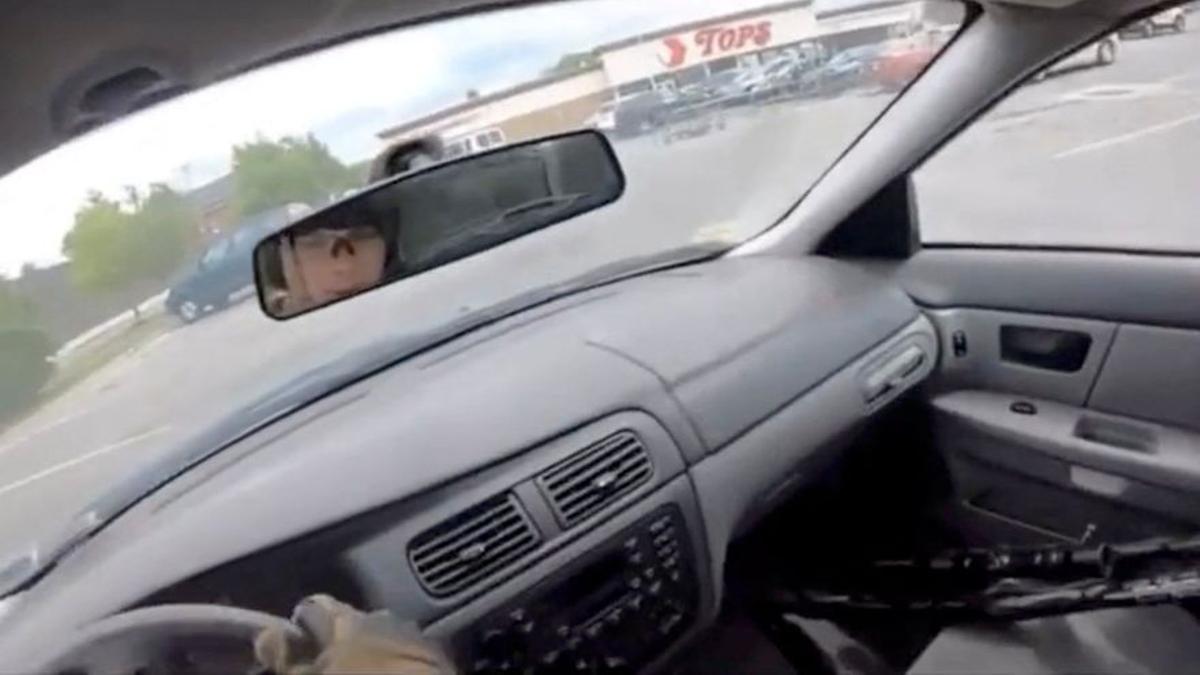 Captura del vídeo en Twitch en el que el terrorista supremacista de Búfalo retransmitió la matanza de 10 personas.
