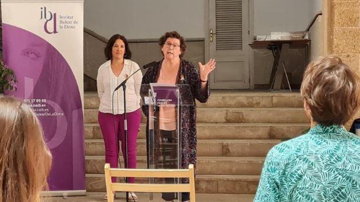 La directora de l’Institut Balear de la Dona, Cati Salom, y la consellera de Familias y Asuntos Sociales, Catalina Cirer