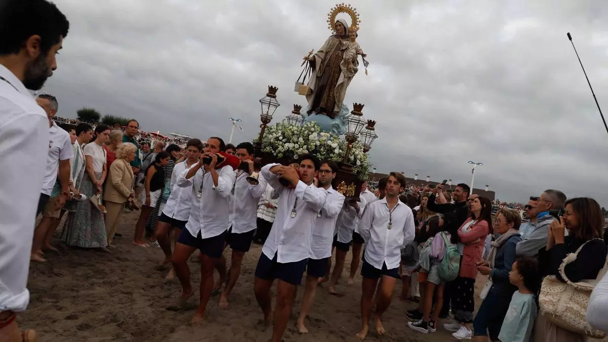 La Cofradía de Salinas cuenta los días para el Carmen tras superar la barrera de los 800 miembros