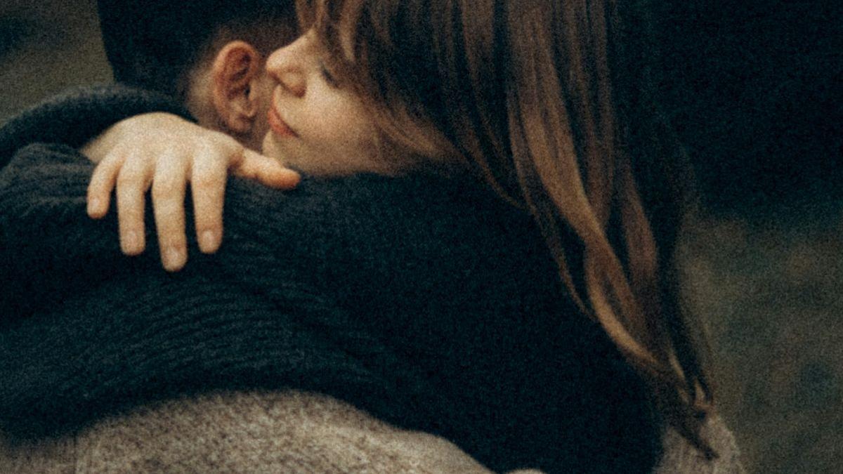 La piel y el cerebro mantienen una íntima conversación, como cuando nos abrazamos.