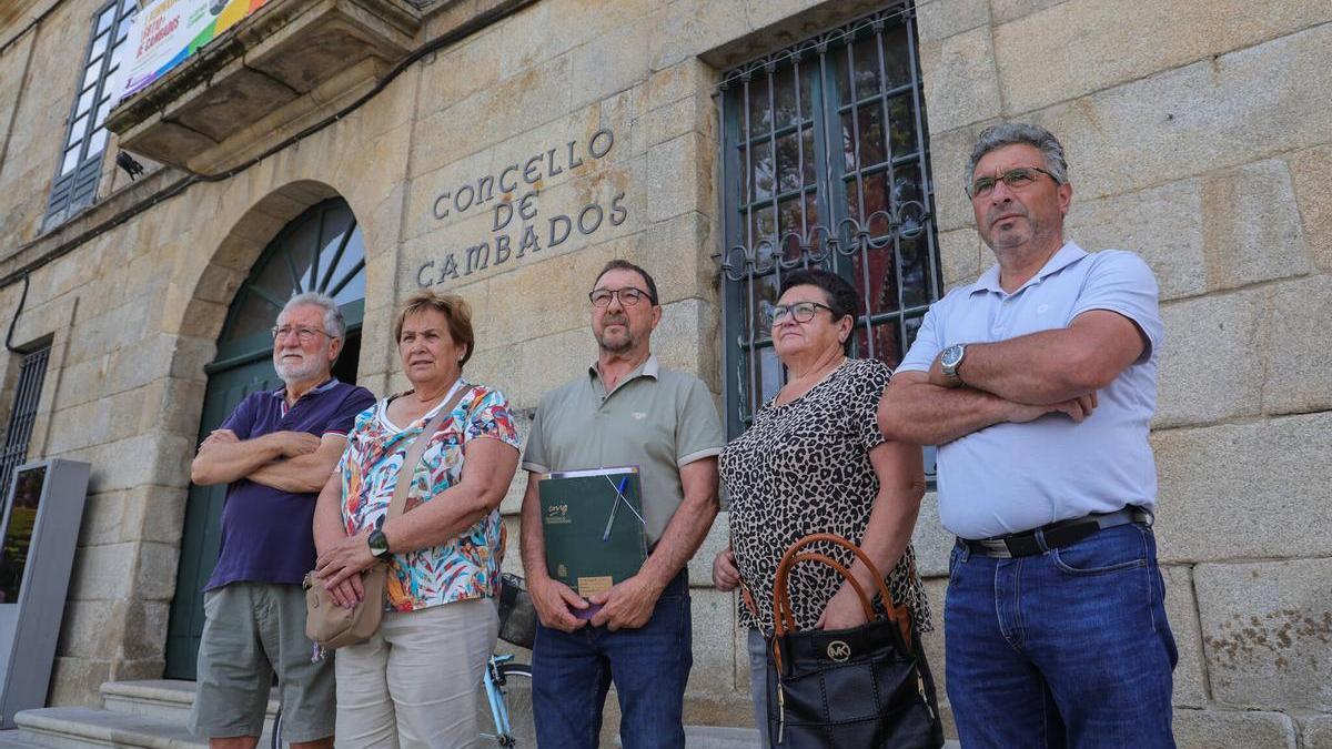 Directivos de O Batuqueiro y uno de los vecinos que lleva dos décadas peleando.