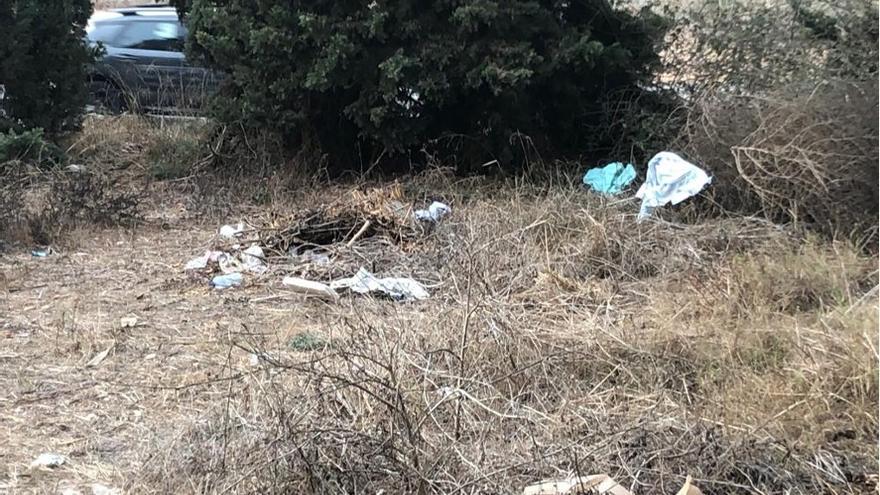 Imagen de la suciedad acumulada en una de las zonas verdes del barrio de La Veleta en Torrevieja