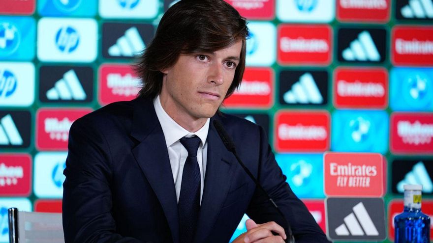 Álvaro Carreras, atendiendo a la rueda de prensa en su presentación con el Real Madrid. | EFE