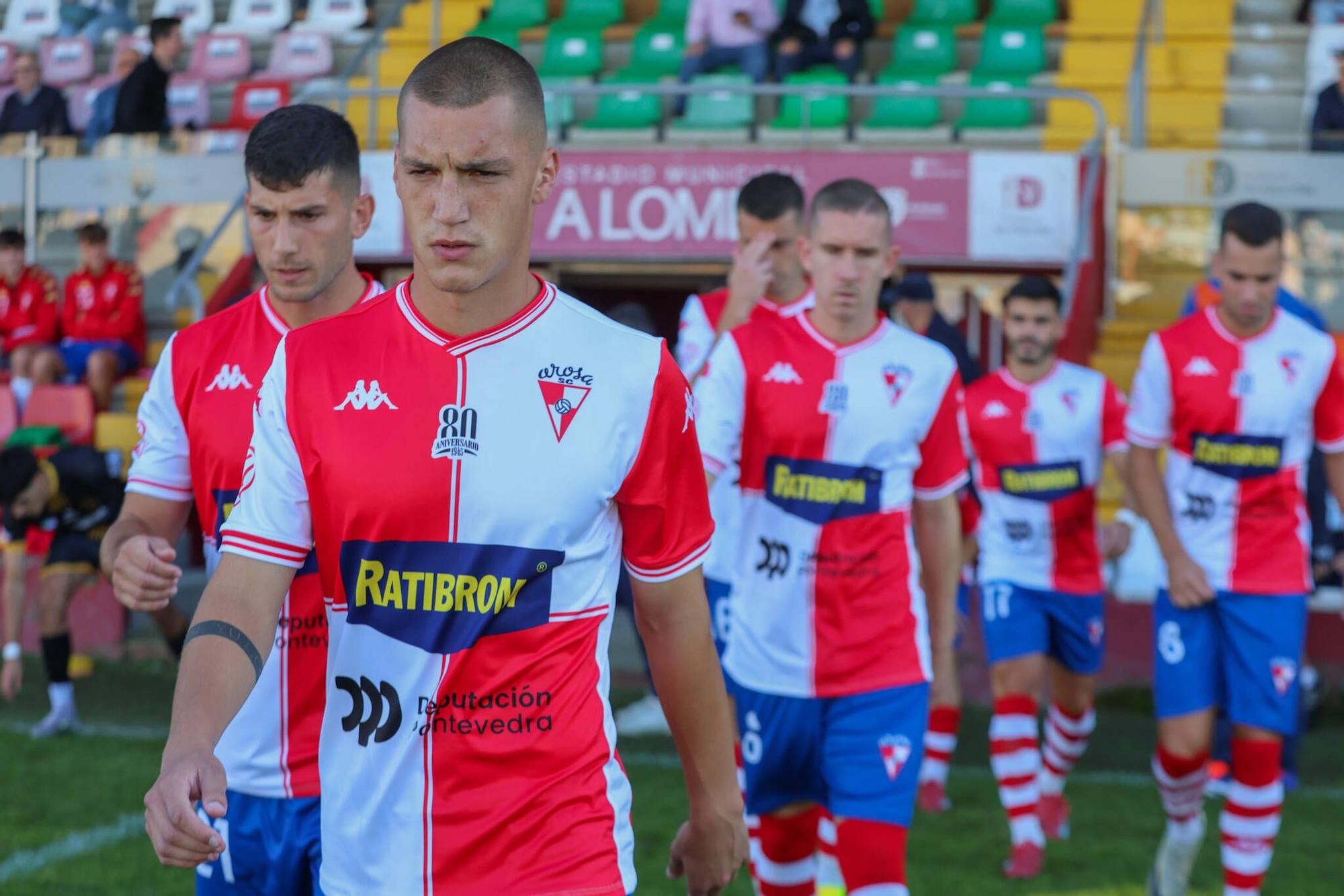 Las imágenes de la contundente victoria del Arosa al Barbadás (3-0)