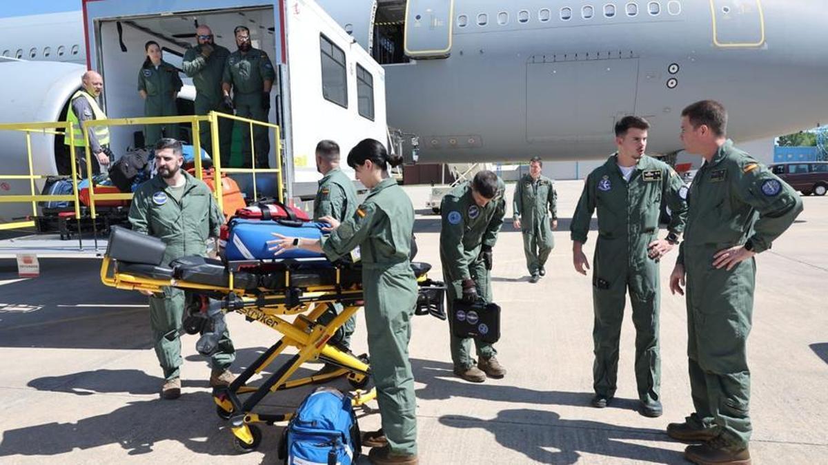 Miembros de la UMAER, preparando el viaje a Tailandia que trajo de vuelta a Álex García.