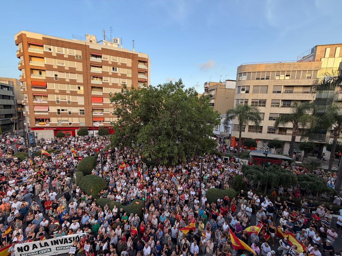 Los manifestantes en la plaza.