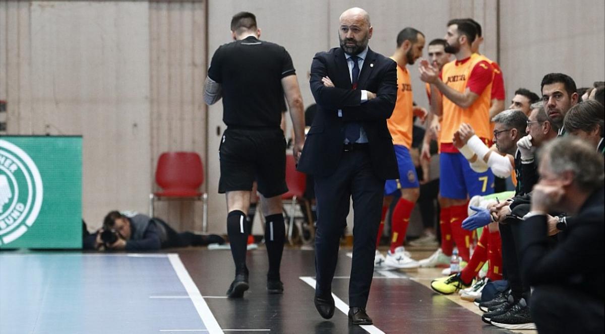 El seleccionador nacional, Fede Vidal, sigue una jugada.