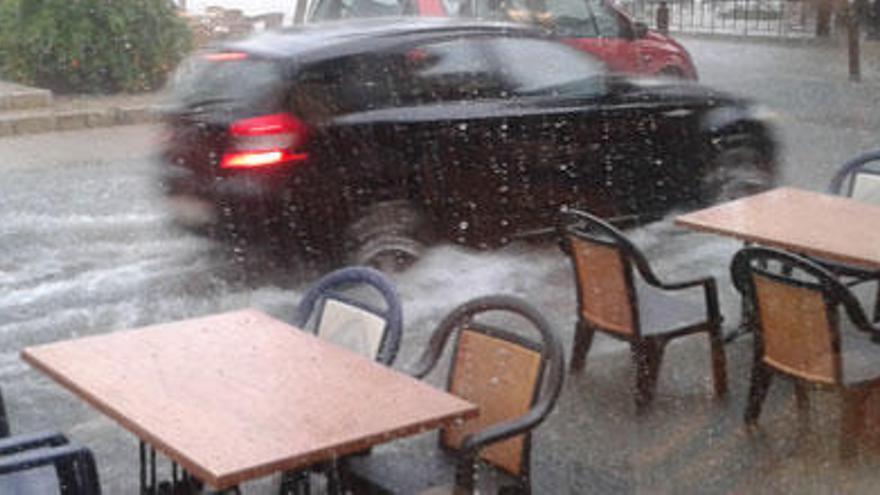 La lluvia caída a primera hora de la mañana en el Port de Pollença.