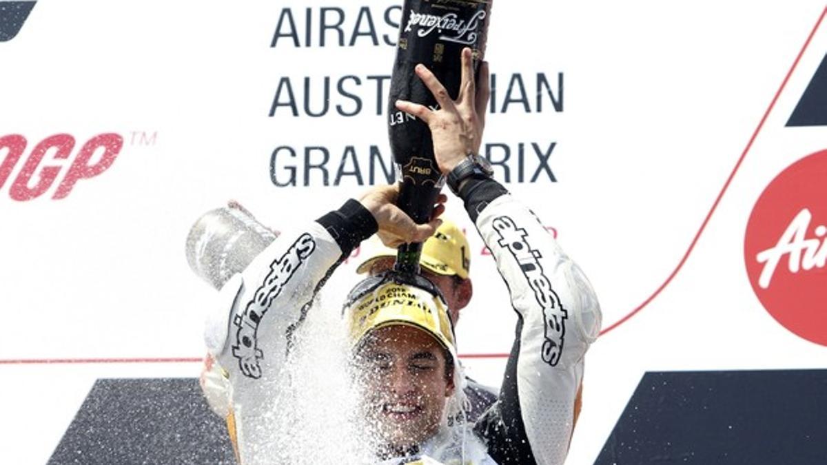 Márquez riega con cava su felicidad.