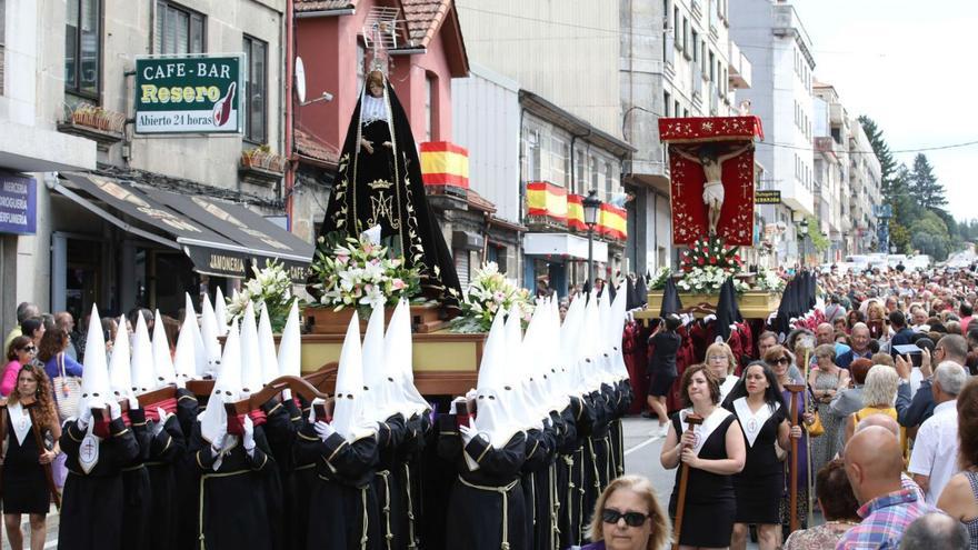 Paso de la procesión del Cristo de la Agonía y la Virgen de los Dolores por las calles de A Cañiza.   | // A.G.