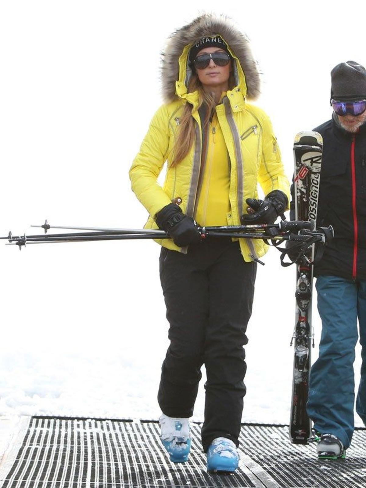Paris Hilton con un abrigo amarillo en las pistas de esquí de Aspen
