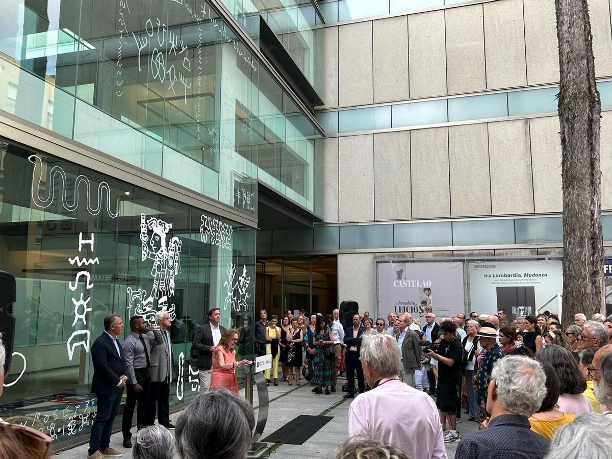 Acto de inauguración, en el exterior del Museo