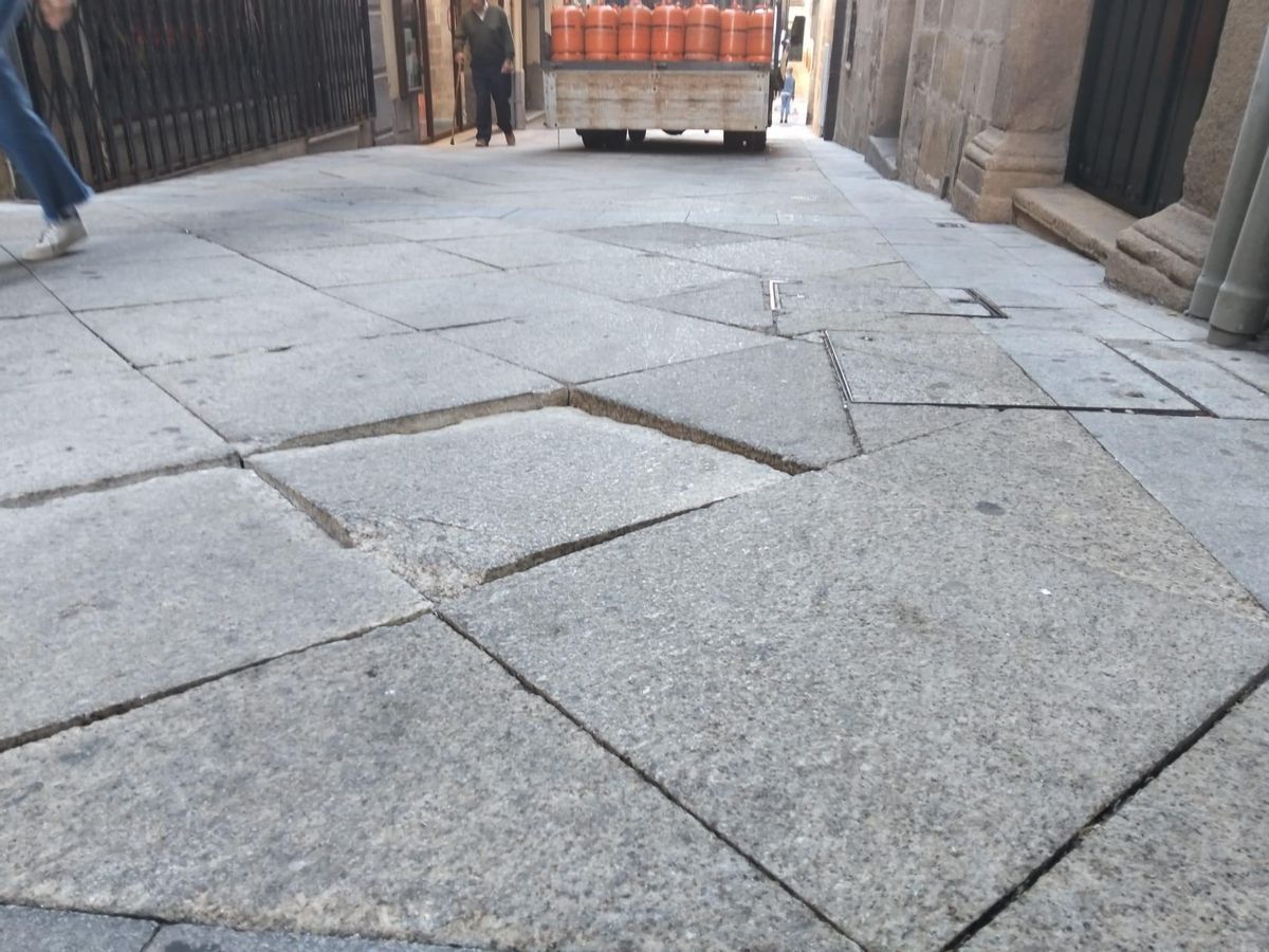 Mal estado del pavimento en la calle los Quesos de Plasencia.