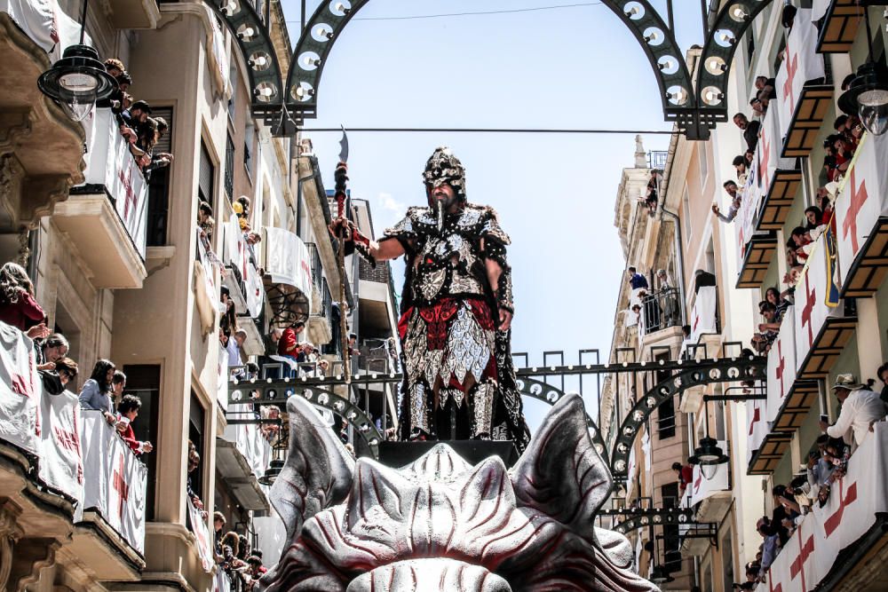 El emblema de la cruz luce en Alcoy con una espectacular Entrada Cristiana