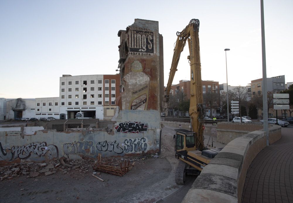 Comienza el derribo del edificio en ruinas junto a la fuente de las Víctimas del Terrorismo en Sagunt