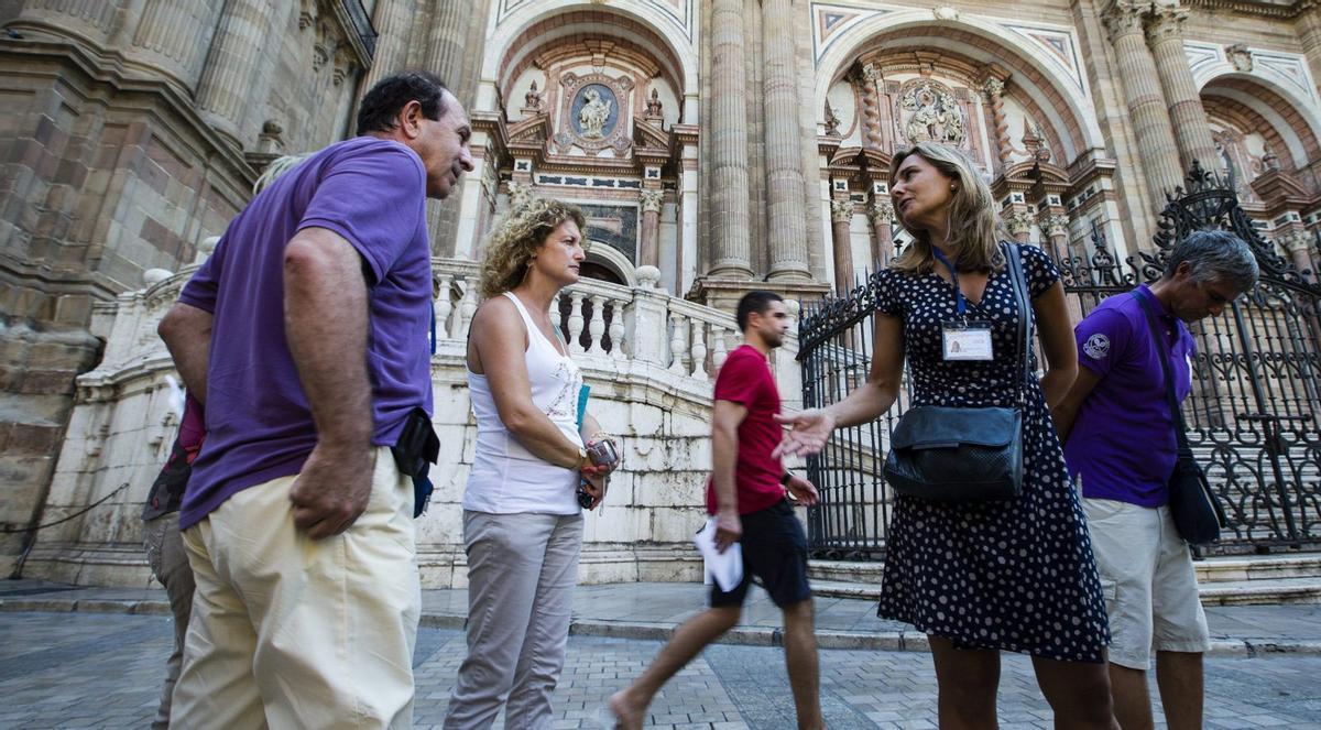 Un grupo de turistas en pleno centro histórico de la capital costasoleña, justo a las puertas de la Catedral de Málaga. | JORGE ZAPATA