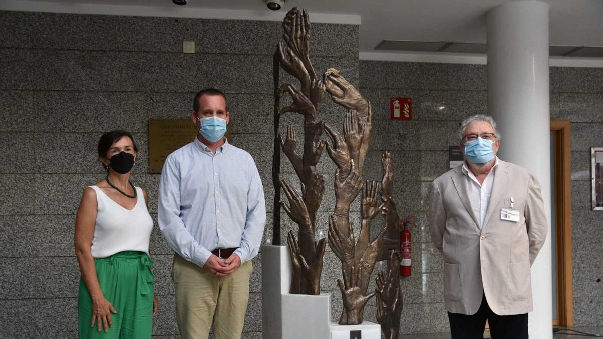 Cia Abellí amb l&#039;escultura