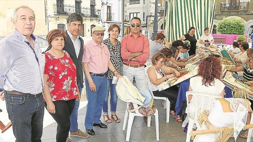El Día Internacional de Tejer en Público reúne en La Rosa a casi 200 personas