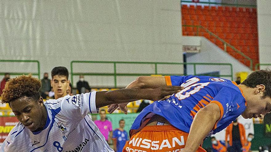 Edgar disputa la pelota con un rival, ayer en el Paco Paz. |  // CARLOS PETEIRO