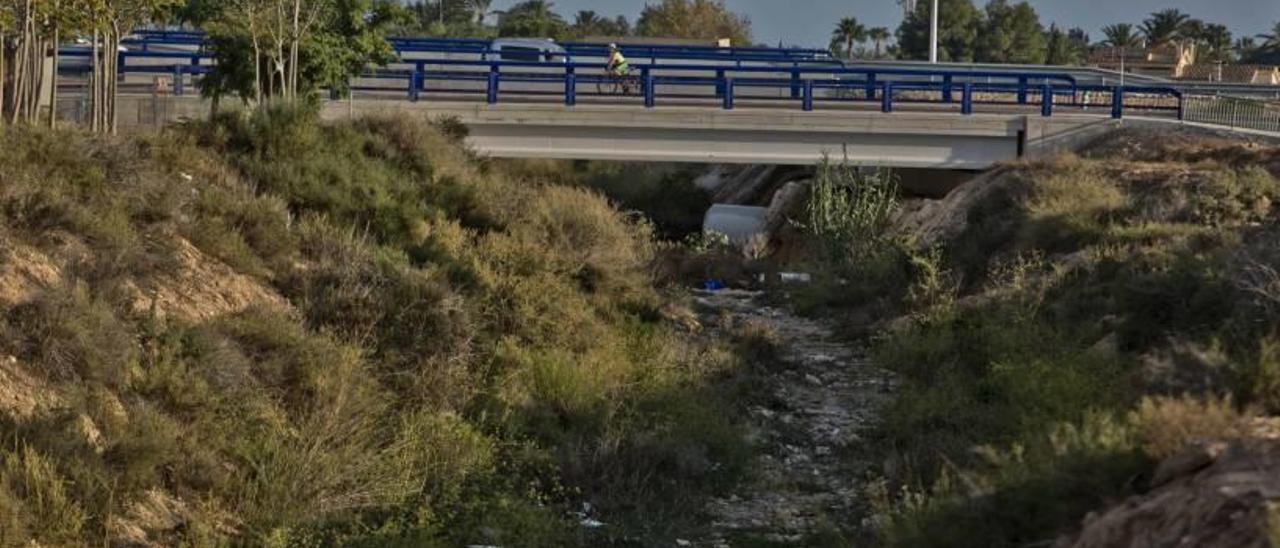 El barranco de San Antón, en una imagen de ayer, repleto de basura en su cauce