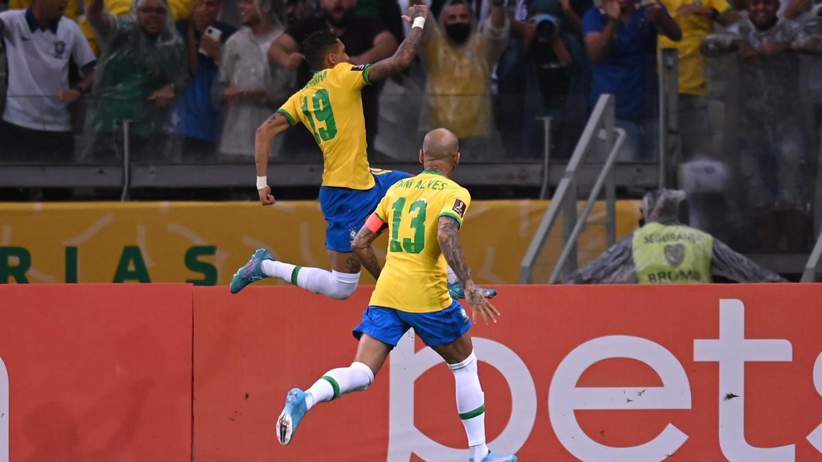 Raphinha festeja un gol con la selección brasileña en presencia de Dani Alves.