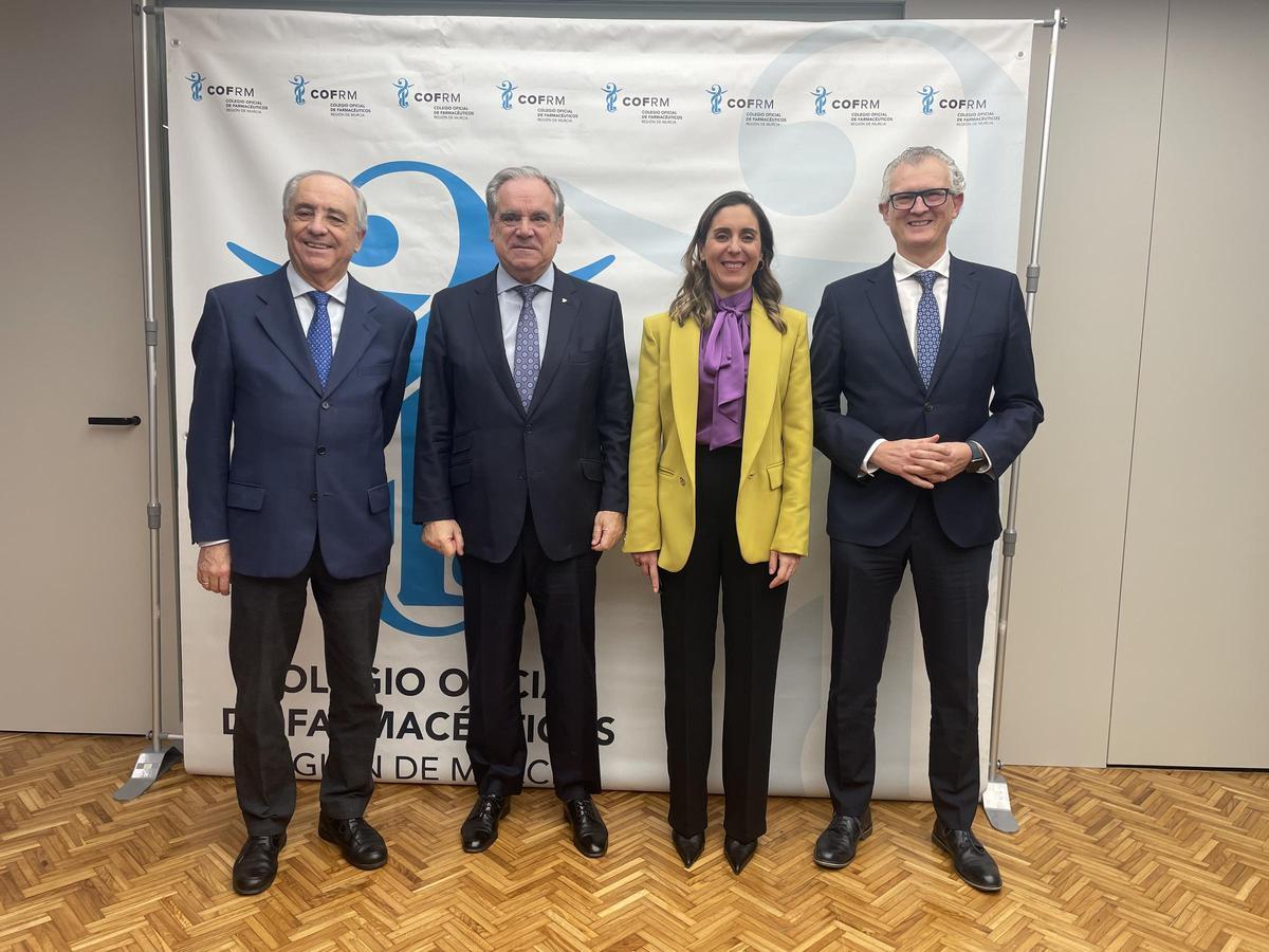 El consejero de Salud (primero por la derecha) en la toma de posesión de Paula Payá como presidenta del Colegio Oficial de Farmacéuticos