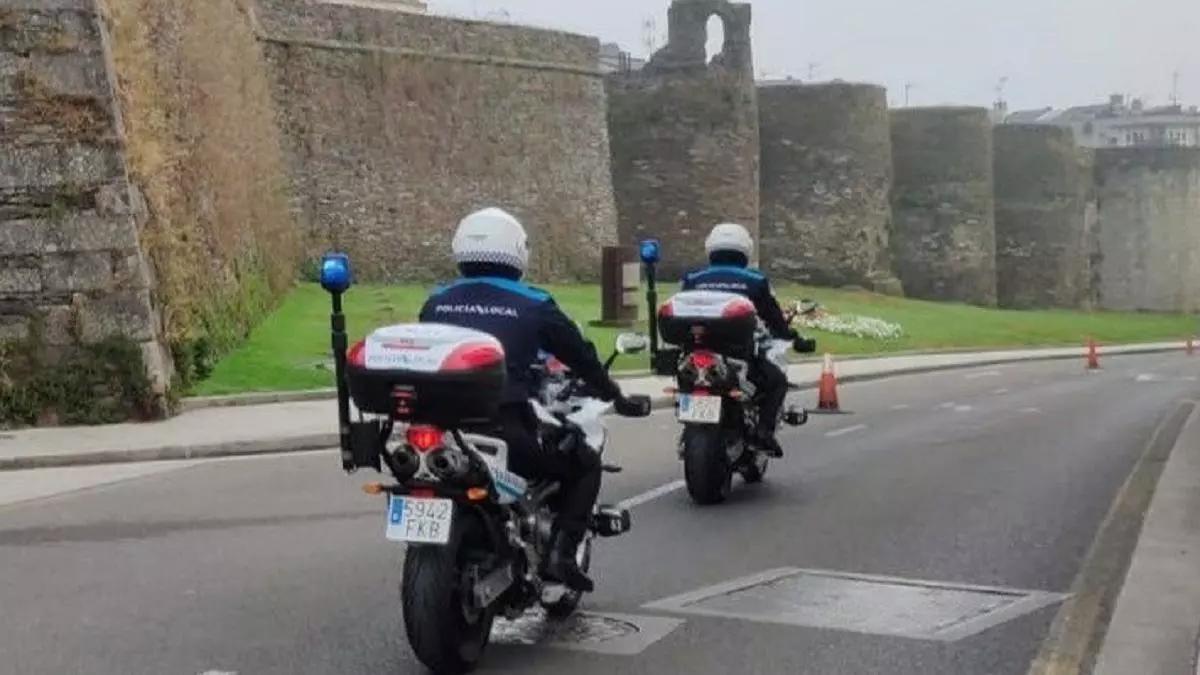 Agentes de la Policía Local de Lugo circulan por la ronda de la muralla