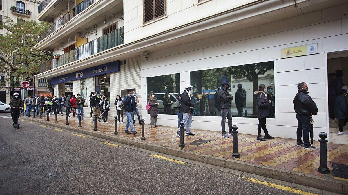 Colas frente a la comisaría situada en la calle Hospital de València.