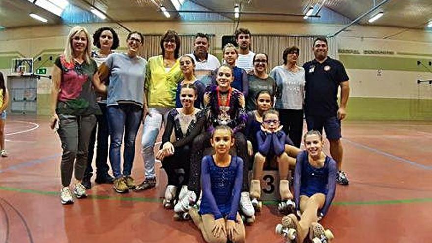 Una imatge de grup dels patinadors i tècnics del Solsona PC