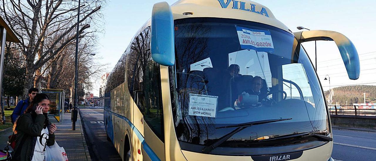 Uno de los vehículos de la flota de Autos Villa en la calle del Muelle.