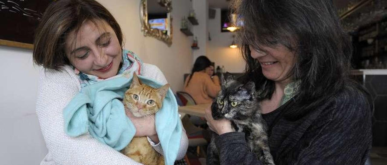 Luz Fernández y Almudena Froiz, ayer, con Mani y María que están en adopción. // Bernabé/Javier Lalín