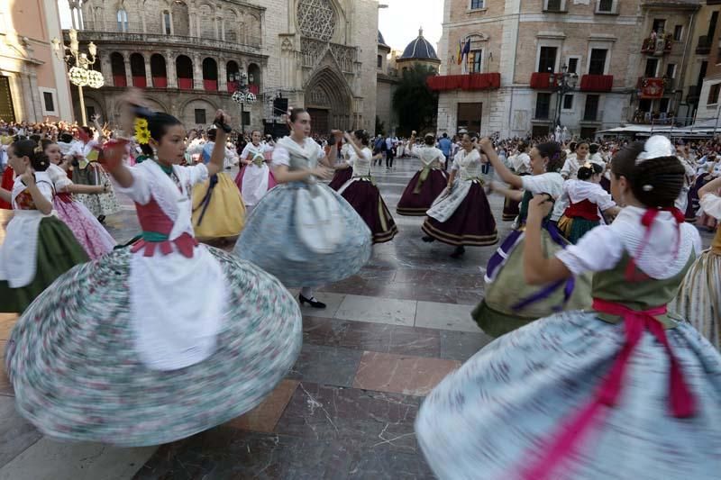 Dansà infantil en la plaza de la Virgen