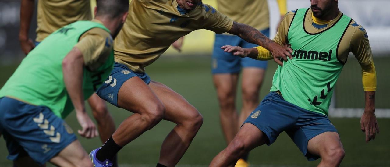 Maikel Mesa, con el balón, presionado por Óscar Clemente –de frente, con peto verde– en el entrenamiento de ayer.