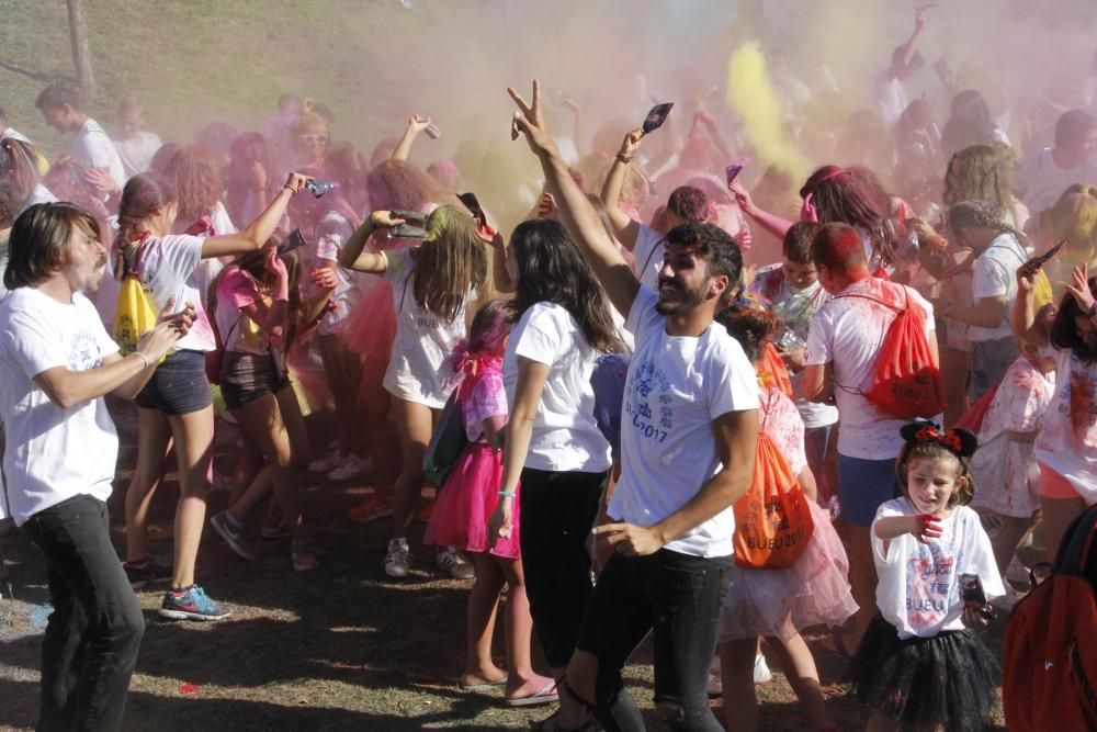 La fiesta, que tiene su origen en la Holi hindú, con explosión de colores sobre las personas, se celebró en A Estacada.