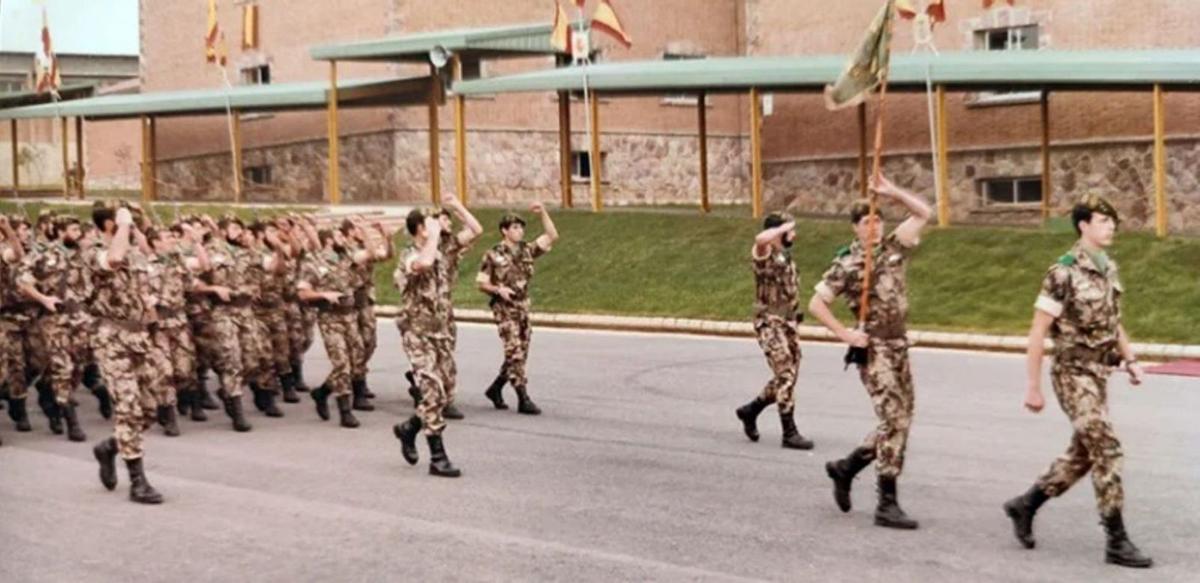 La primera unidad que se mudó al Acuartelamiento, la COE 72 de Gijón, desfilando en el «Cabo Noval». | COE 72