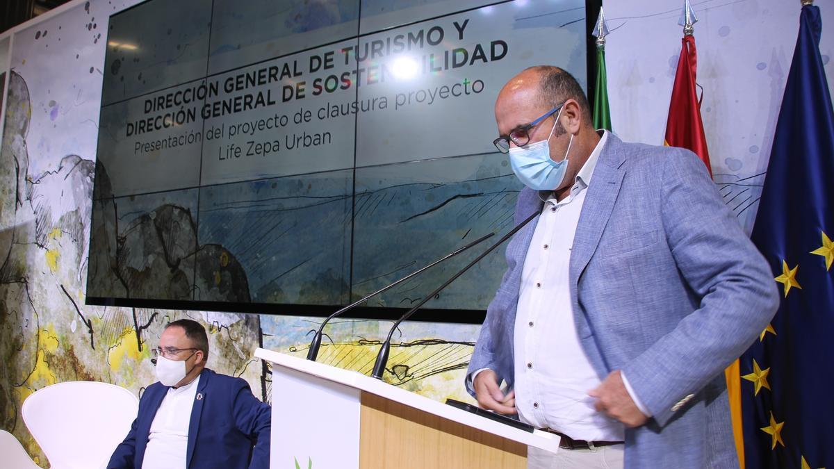 Jesús Moreno, ayer, junto a Francisco Martín, presenta las conclusiones.