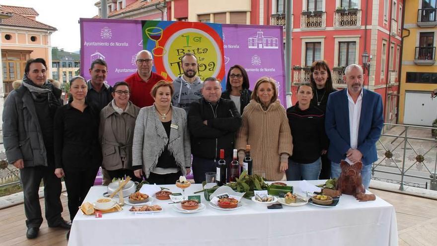 Hosteleros y representantes municipales, ayer, en la presentación de la &quot;Ruta de la tapa&quot; en el quiosco de Noreña.