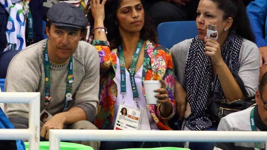 McConaughey y su esposa, Camila Alves, en la grada de la piscina Río.