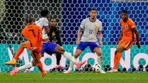 Xavi Simons adelantó a Países Bajos, pero el árbitro anuló su gol por fuera de juego