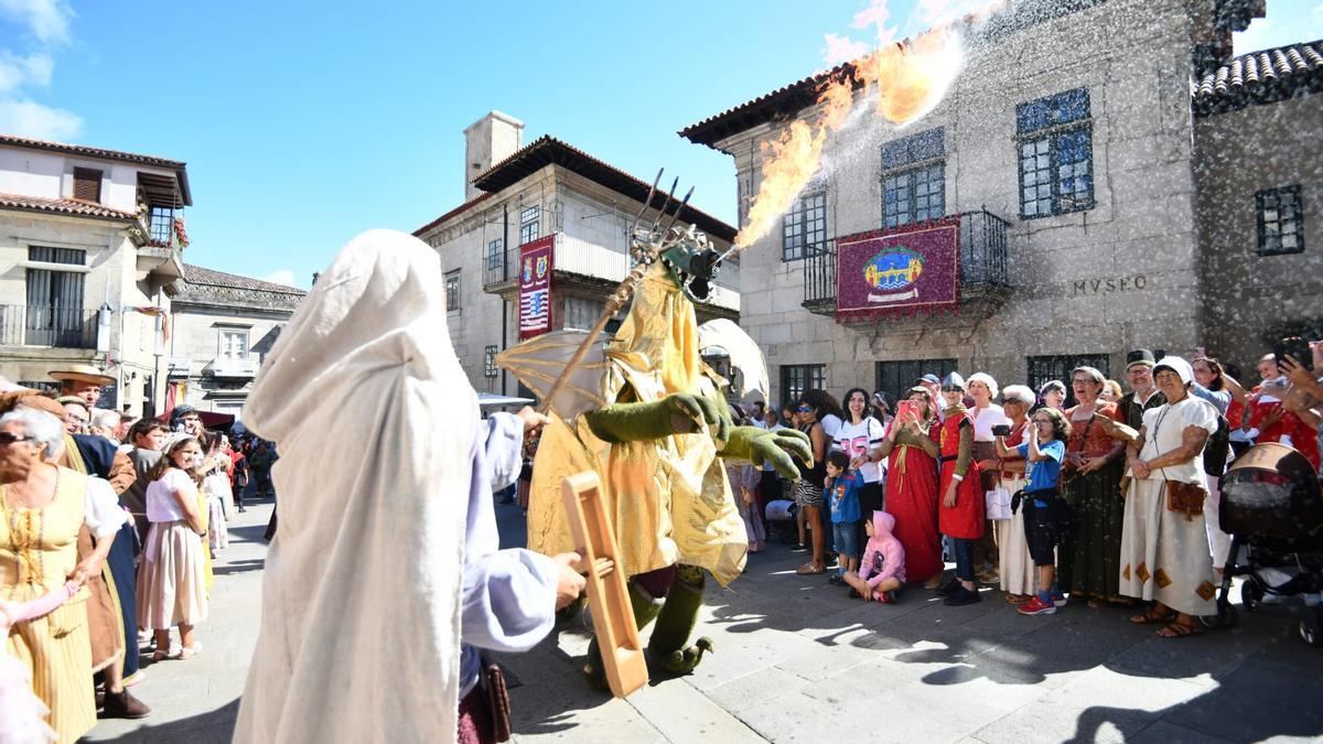 Desfile medieval y transporte del vino.