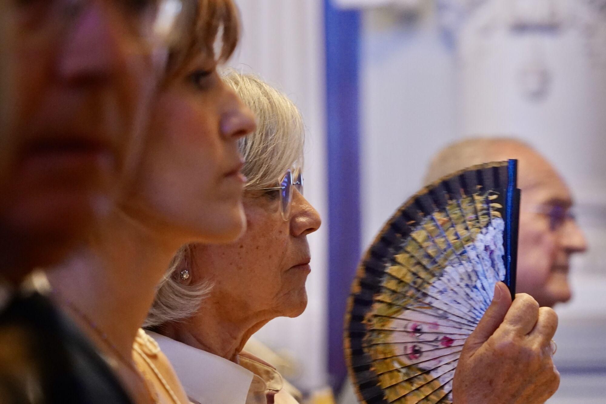  La emoción y la memoria, los momentos asociados al dolor, irrumpieron de regreso al alma de los presentes en el homenaje institucional a Martín Carpena celebrado en el Salón de los Espejos del Ayuntamiento de Málaga. En el mismo lugar en el que hace un cuarto de siglo estuvo situada la capilla ardiente en la que lo lloró su ciudad. 
